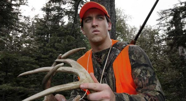 rattle - Hunter rattling antlers