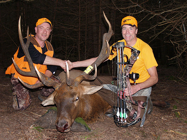 ontario bowhunter - Robert Giugovaz (left) and Scott Holland with Holland's elk.